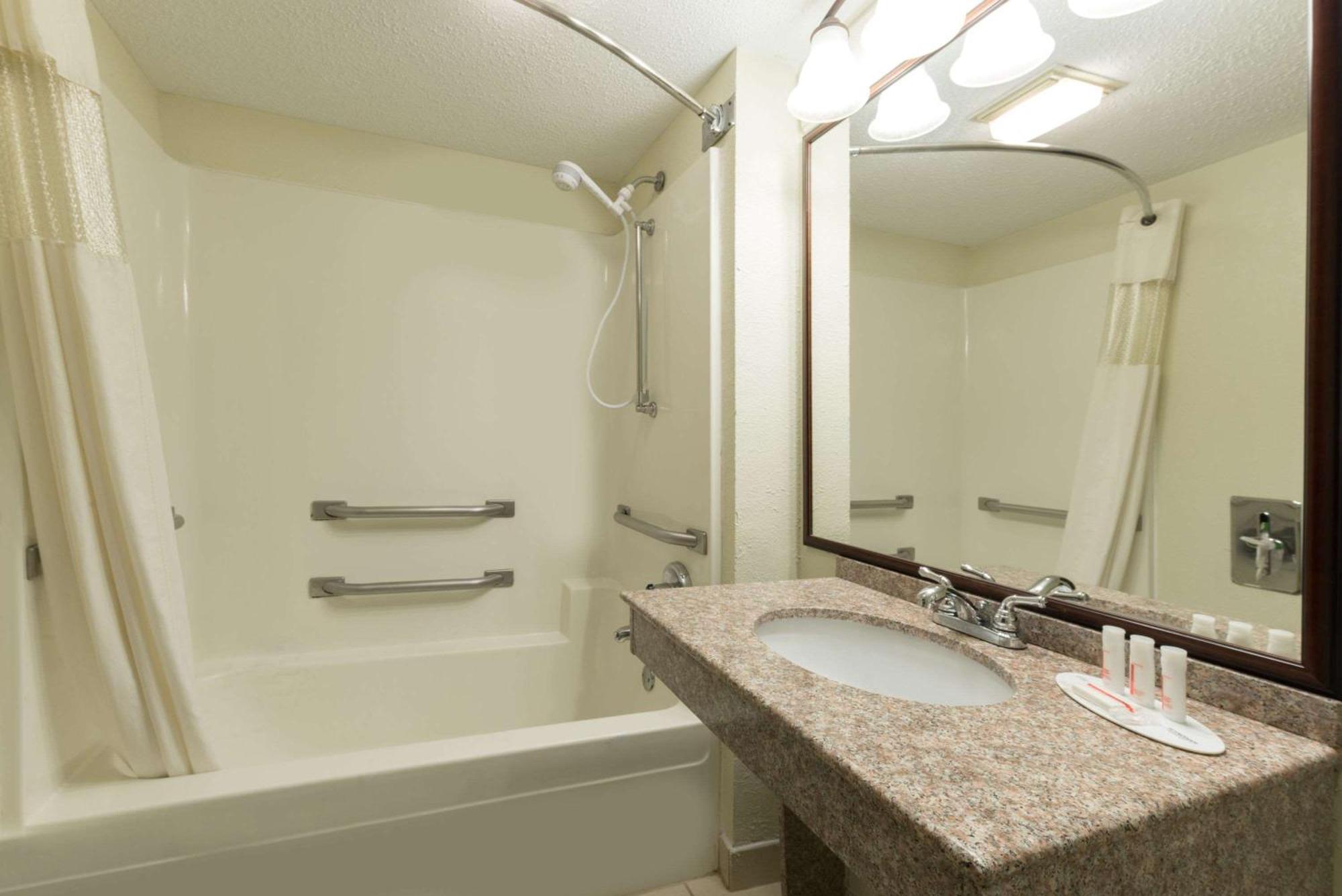 เบย์มอนต์ บาย วินด์แฮม หลุยส์วิลล์ เซาท์ I-65 Hotel Brooks ภายนอก รูปภาพ