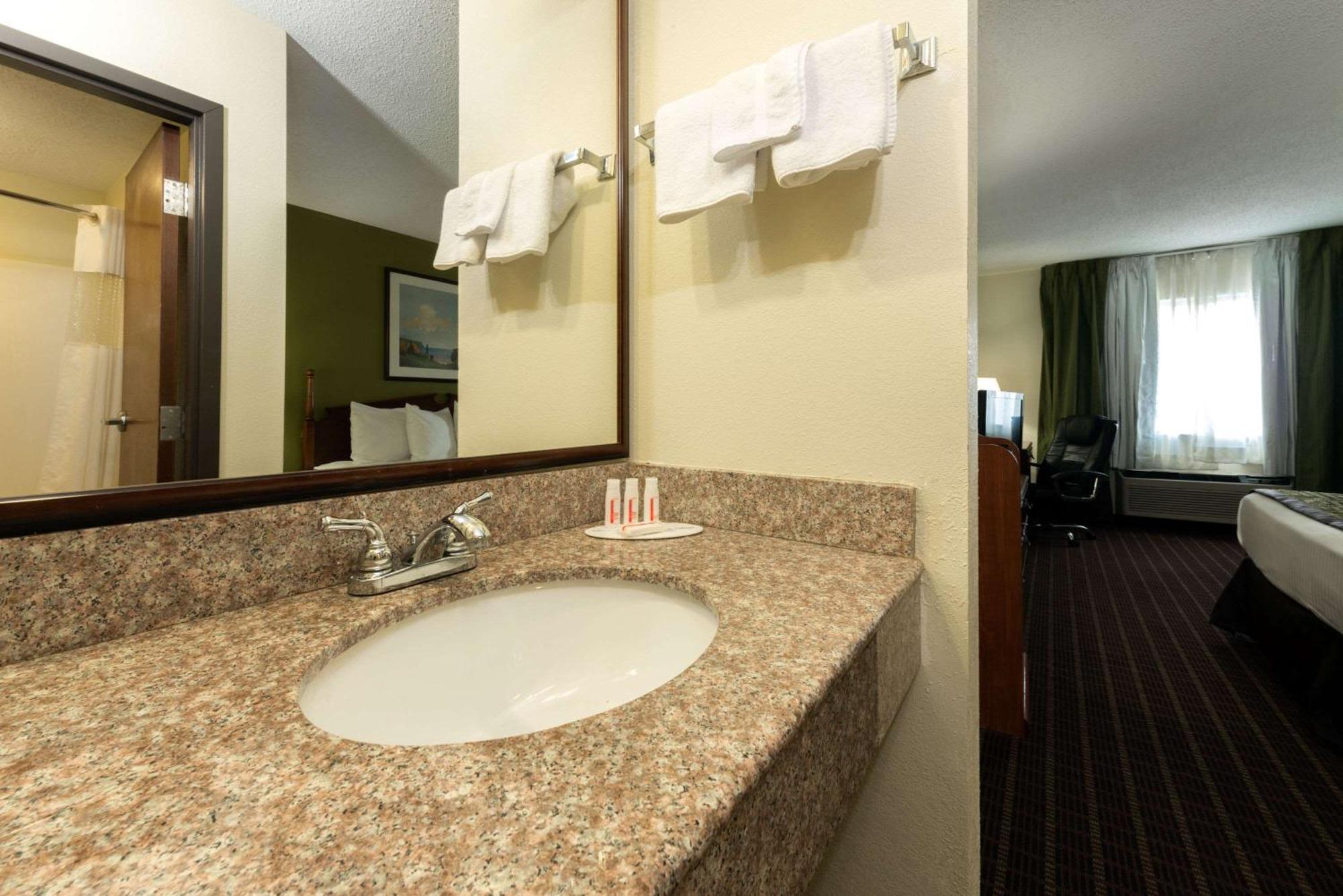 เบย์มอนต์ บาย วินด์แฮม หลุยส์วิลล์ เซาท์ I-65 Hotel Brooks ภายนอก รูปภาพ